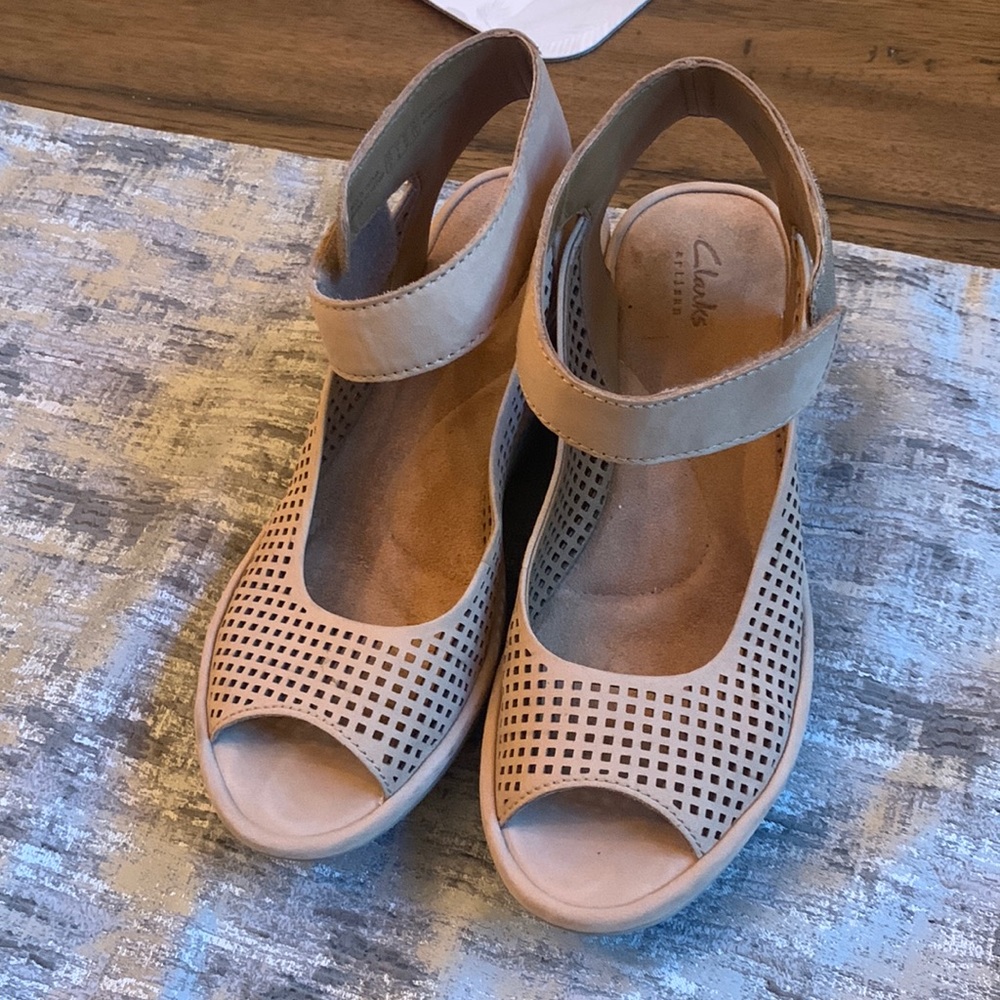 Clark’s artisan wedges 9